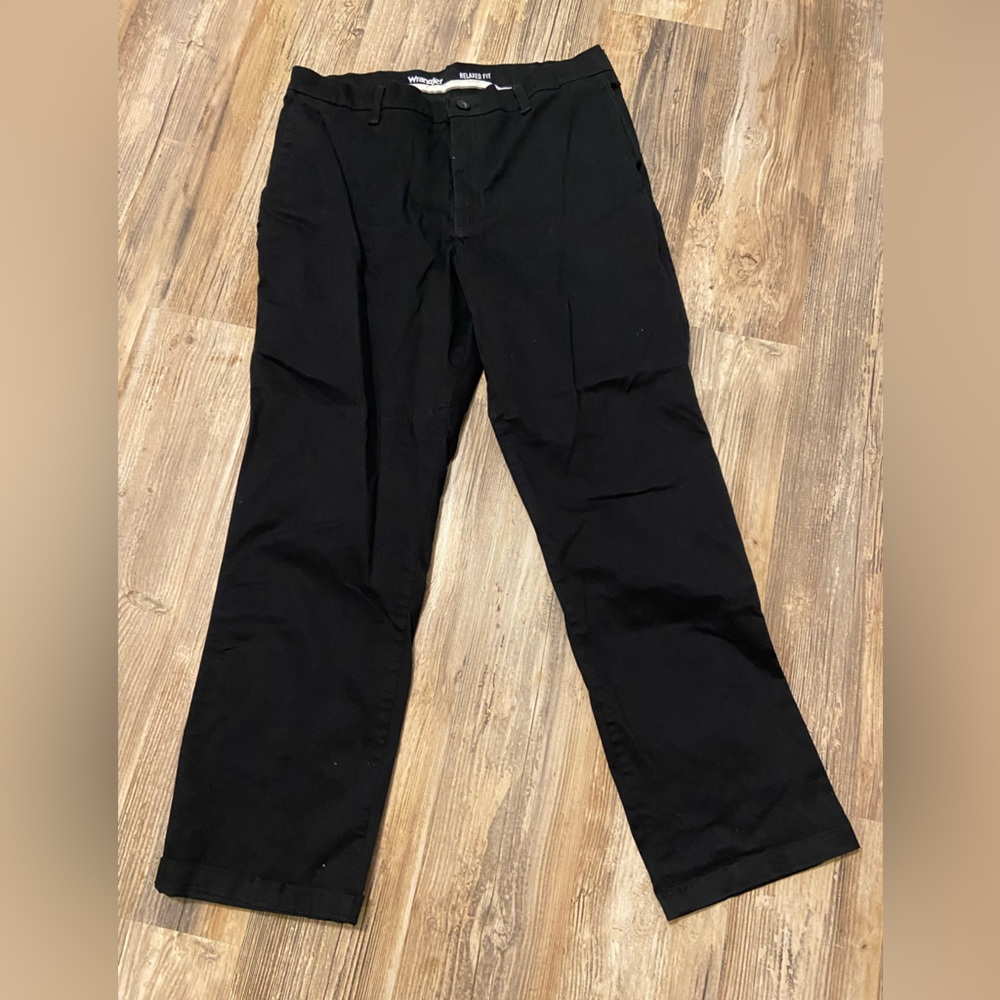 Wrangler men’s black relaxed fit pants sz 35x32 EUC!